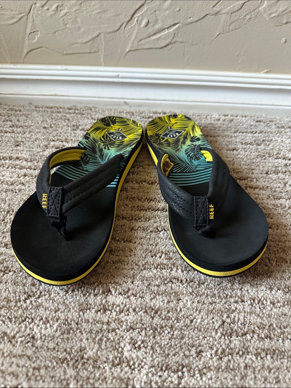 Reef Black Flip Flops with Yellow & Teal Tropical Footbed Boys Sz 2 Barely Worn